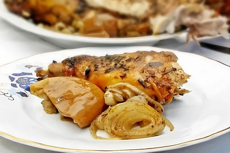 Nyúl tepsiben sütve, fűszeres sült almával