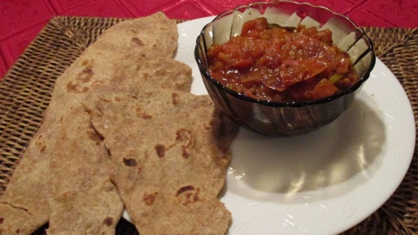 Naan kenyér paradicsomchutneyval