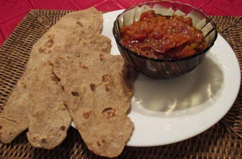 Naan kenyér paradicsomchutneyval