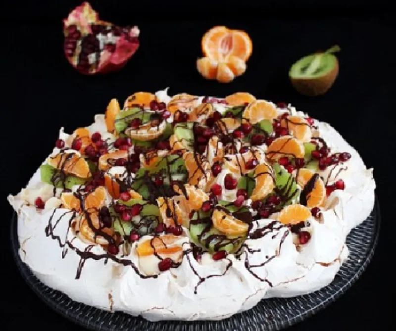 Pavlova mascarponés-vaníliakrémmel és gyümölccsel