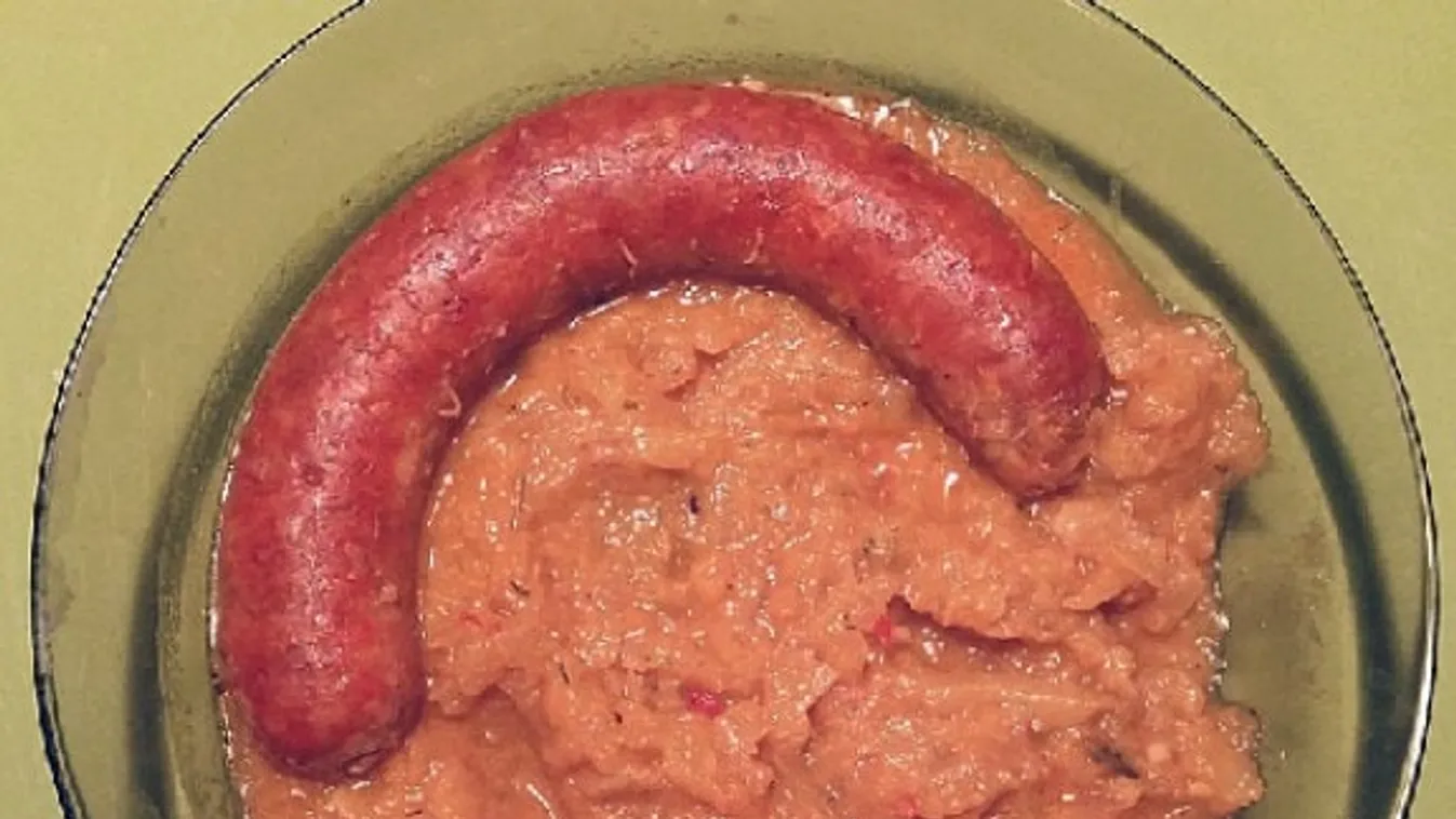 Magyaros tökfőzelék sült kolbásszal