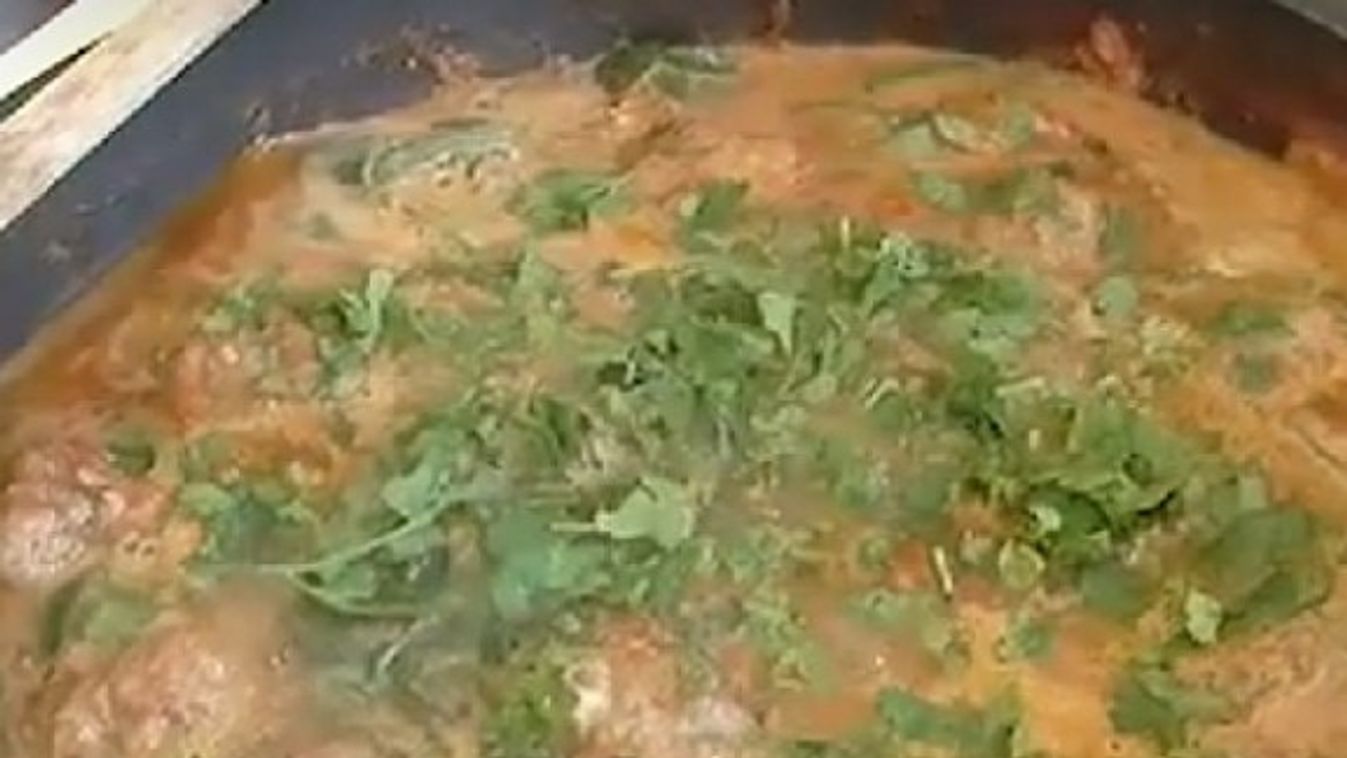 Indiai vacsorára? Fűszeres húsgombócok curry mártásban - videó