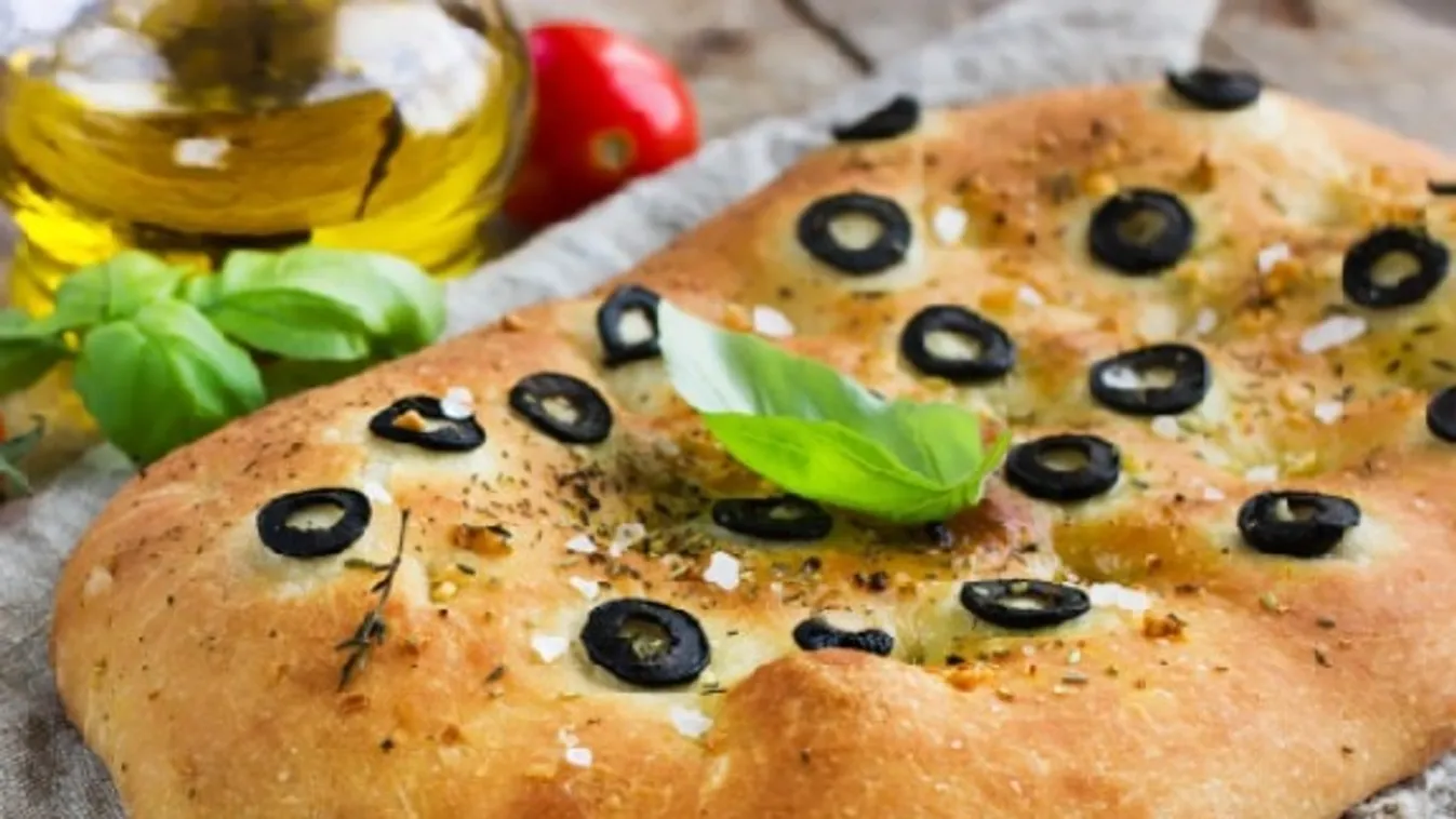 Kakukkfüves-olívás focaccia (olasz kenyérlepény) recept