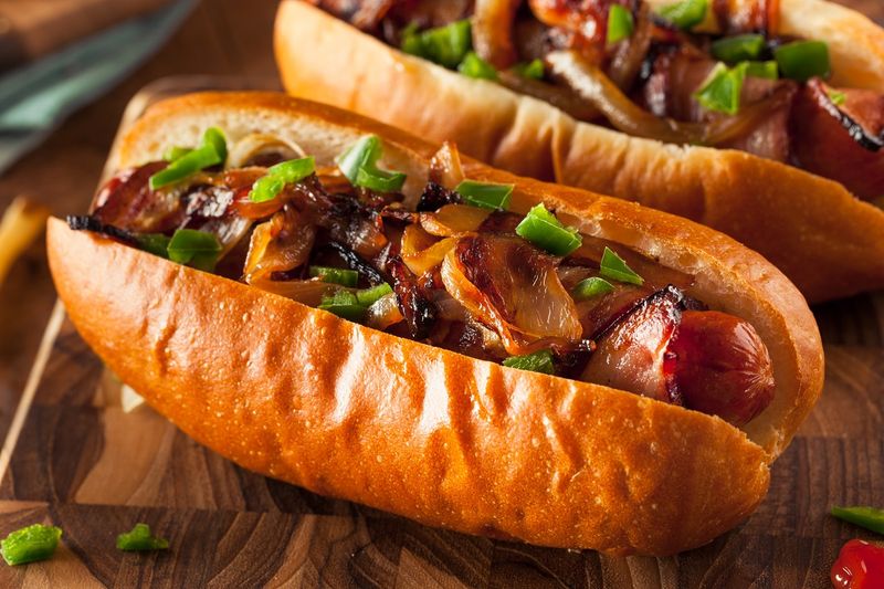 Hot dog sonkával és karamellizált hagymával 