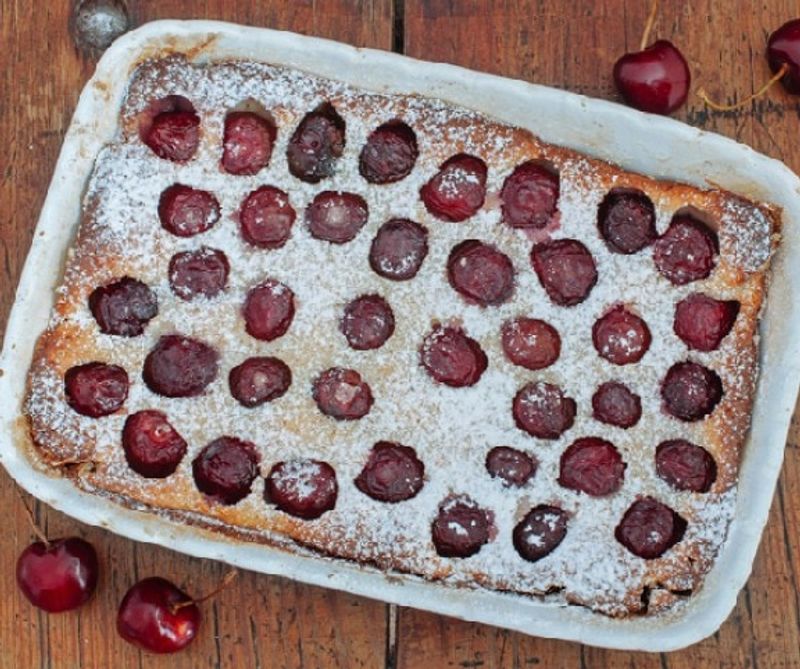 Cseresznyés clafoutis tejfölösen