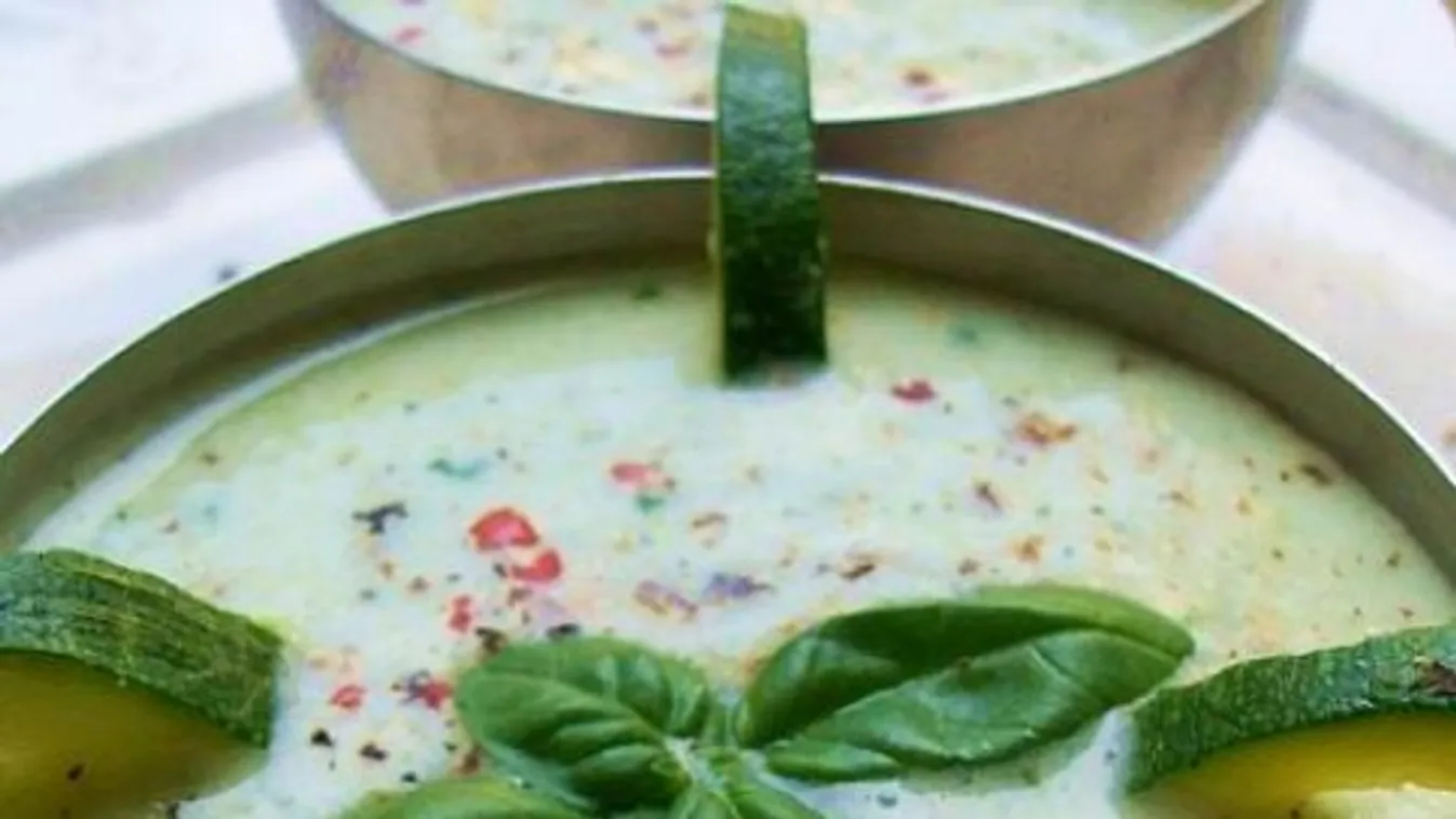 Joghurtos uborkaleves bazsalikommal és cukkinivel