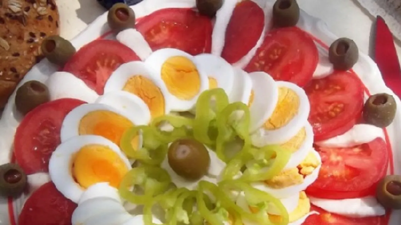 Mozzarellás paradicsomsaláta tojással 