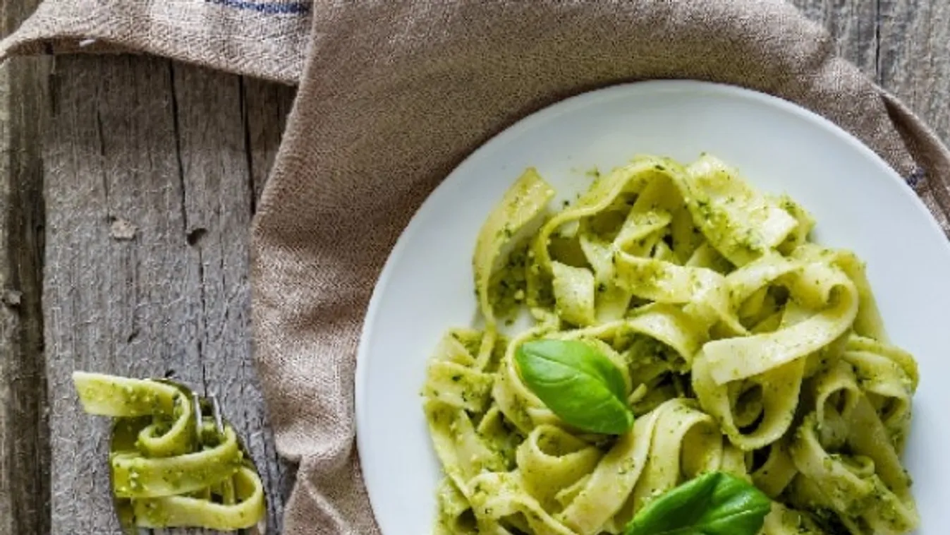 Tagliatelle al pesto