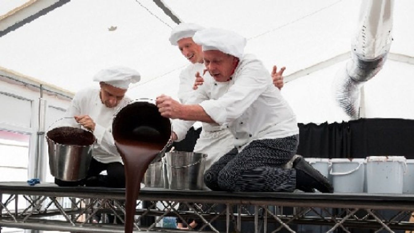 Óriási szenzáció! 2000 tojásból készült a világ legnagyobb eredeti Sacher-tortája