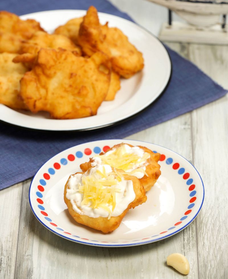 Burgonyás lángos sajttal és tejföllel