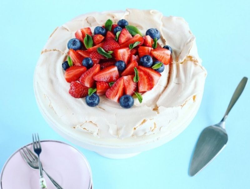 Pavlova torta gyümölcsökkel 