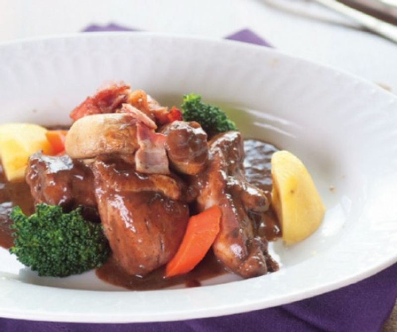 Kakas vörösborban (coq au vin)