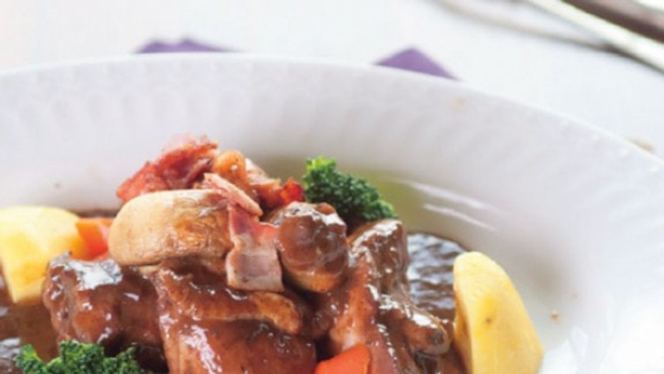 Kakas vörösborban (coq au vin)