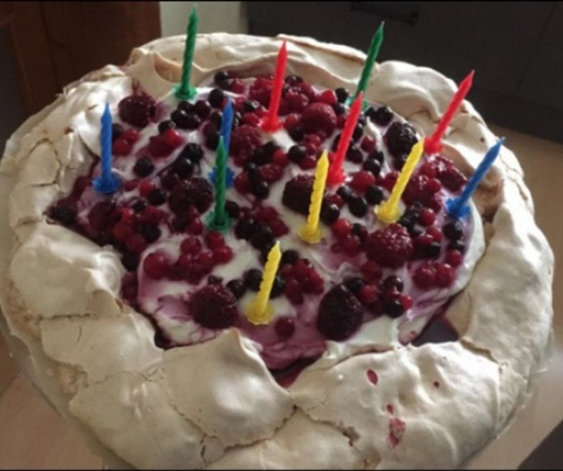 Pavlova erdei gyümölccsel