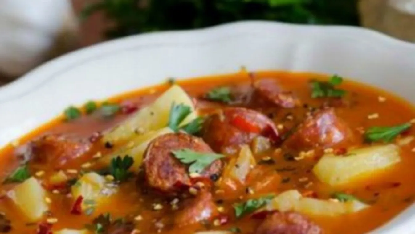 Tejfölös-tárkonyos krumplileves kolbásszal recept