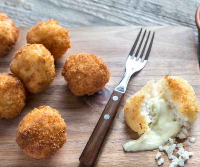 Sajttal töltött rizsgolyó (arancini)