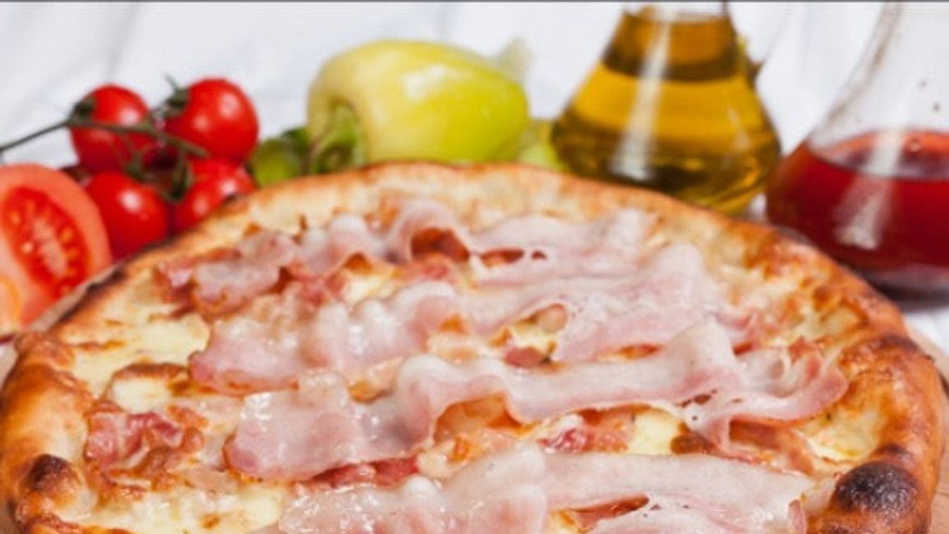 Bacon pizza saját készítésű paradicsomszósszal