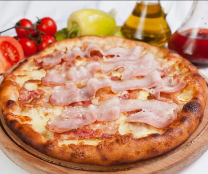 Bacon pizza saját készítésű paradicsomszósszal