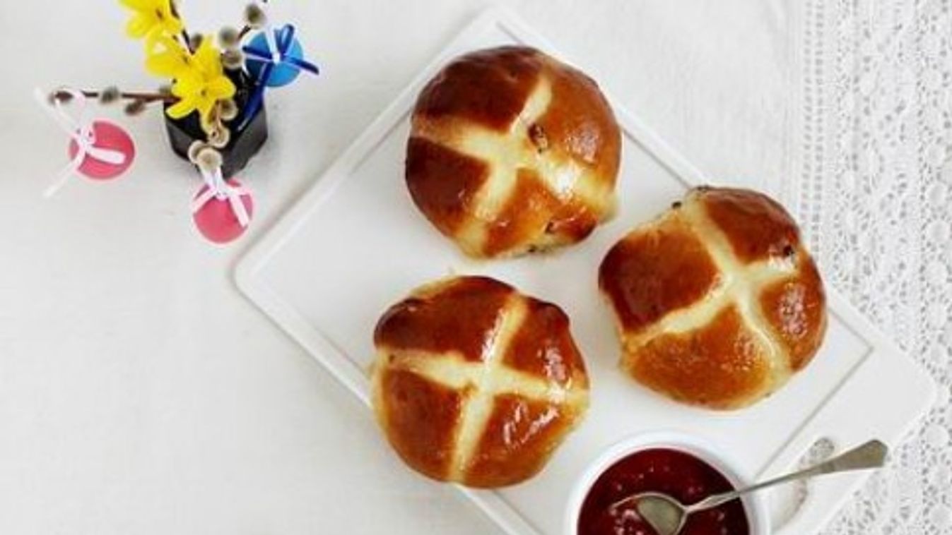 Hot cross buns (angol húsvéti zsemle)