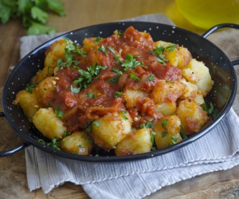 Fűszeres újburgonya pikáns paradicsomszósszal (Patatas Bravas)