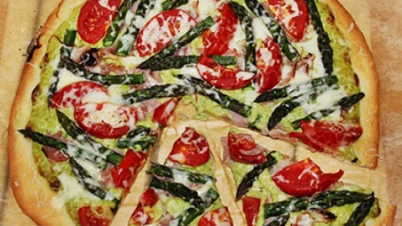 Pizza spárgás-sonkás-paradicsomos feltéttel