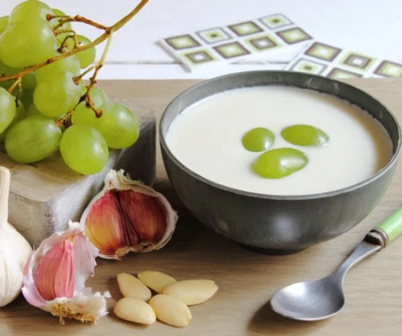 Fokhagymás mandulaleves (Sopa de ajo blanco)