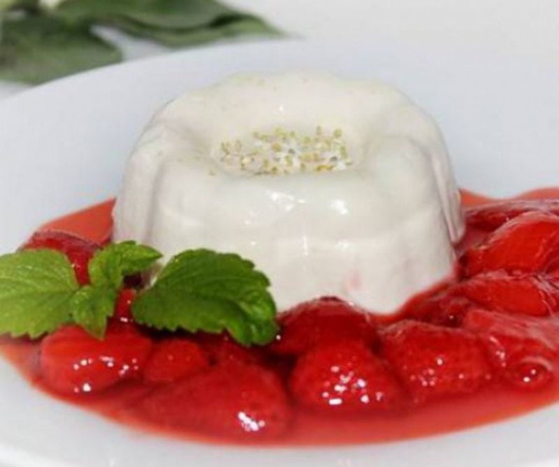 Bodzás panna cotta eperrel