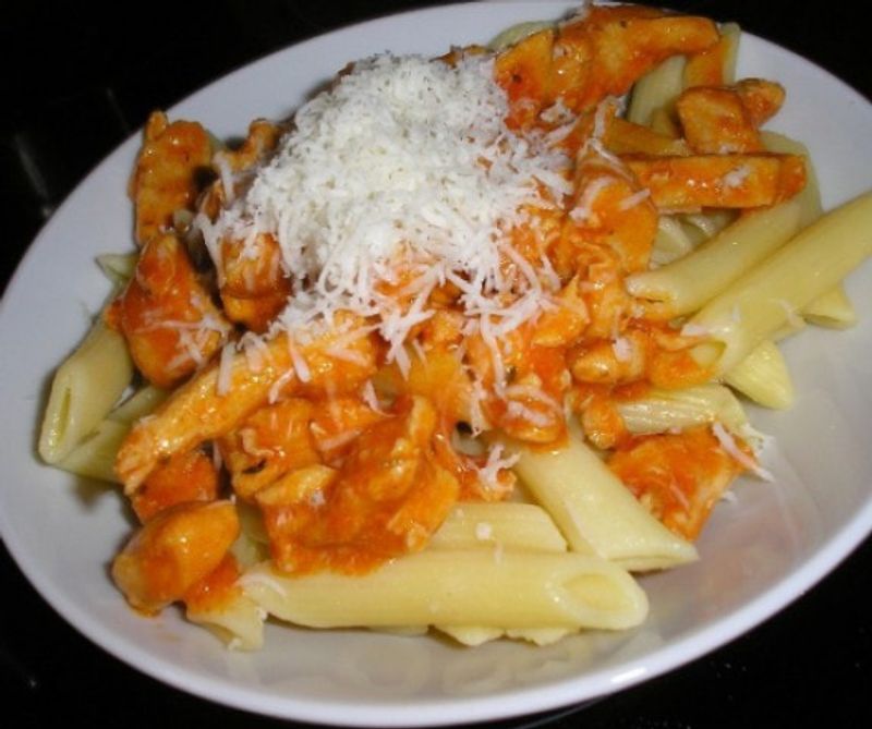 Penne all arrabbiata pirított csirkével