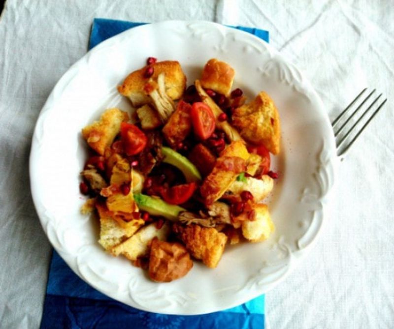 Csirkés gyümölcssaláta fokhagymás házi krutonnal (panzanella)