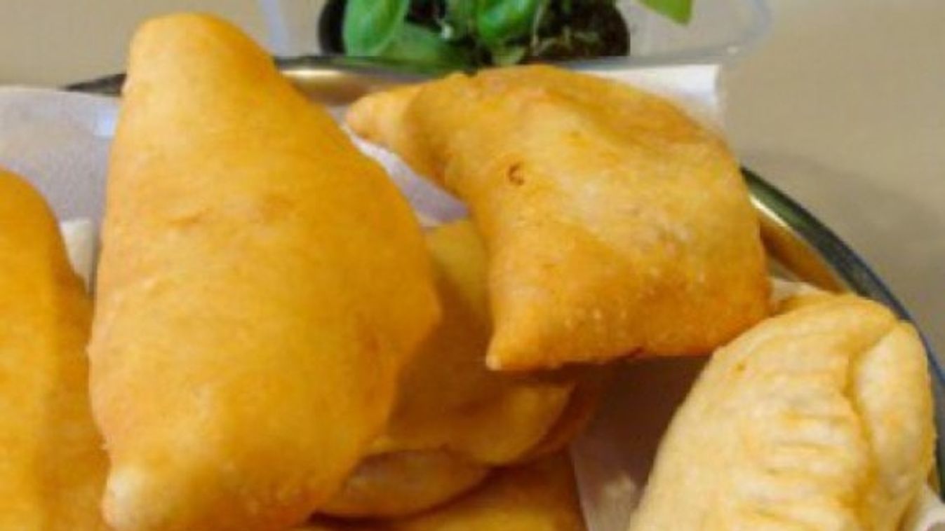 Mozzarellás tésztabatyuk (Panzerotti)