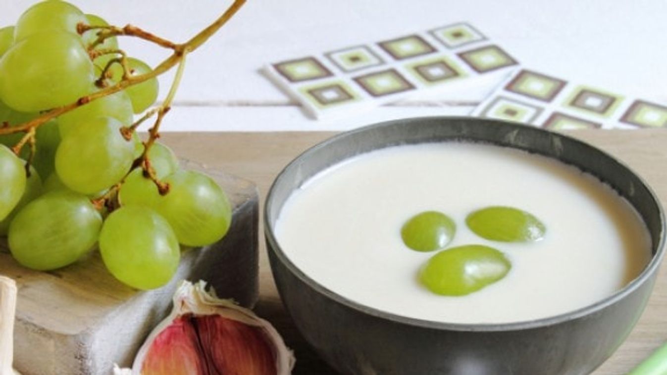 Fokhagymás mandulaleves (Sopa de ajo blanco)