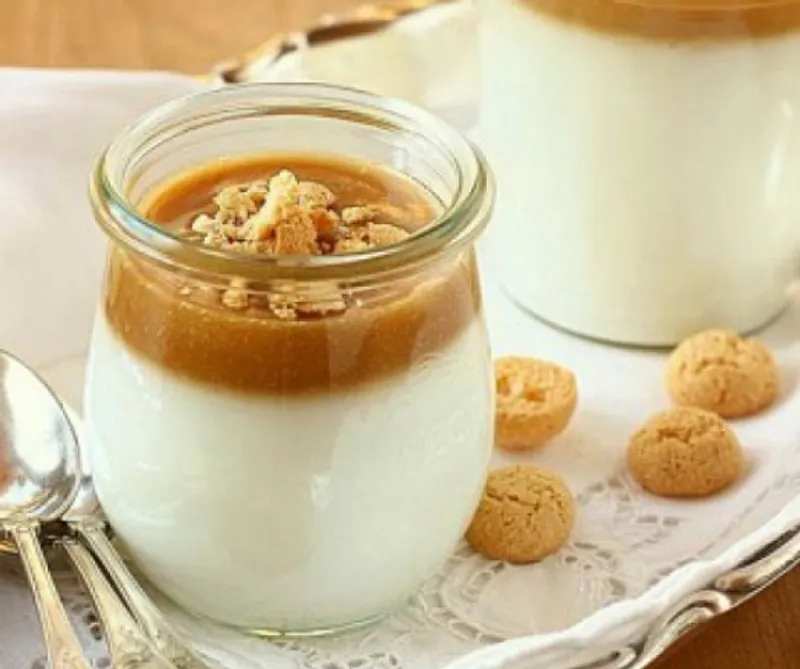 Mandulatejes panna cotta sóskaramell-krémmel