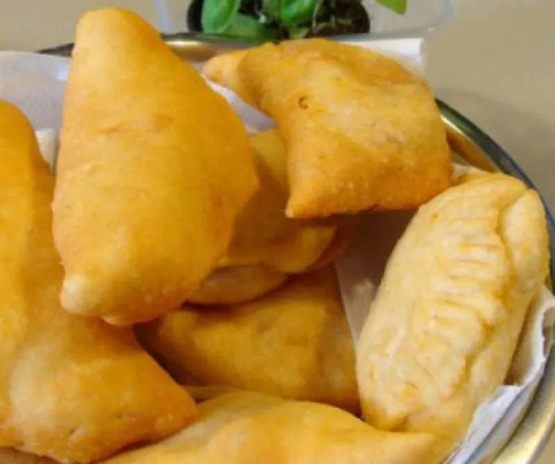 Mozzarellás tésztabatyuk (Panzerotti)