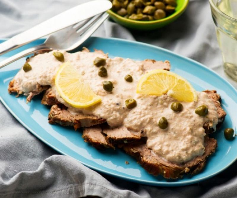 Borjúcomb tonhalmártással (Vitello tonnato)