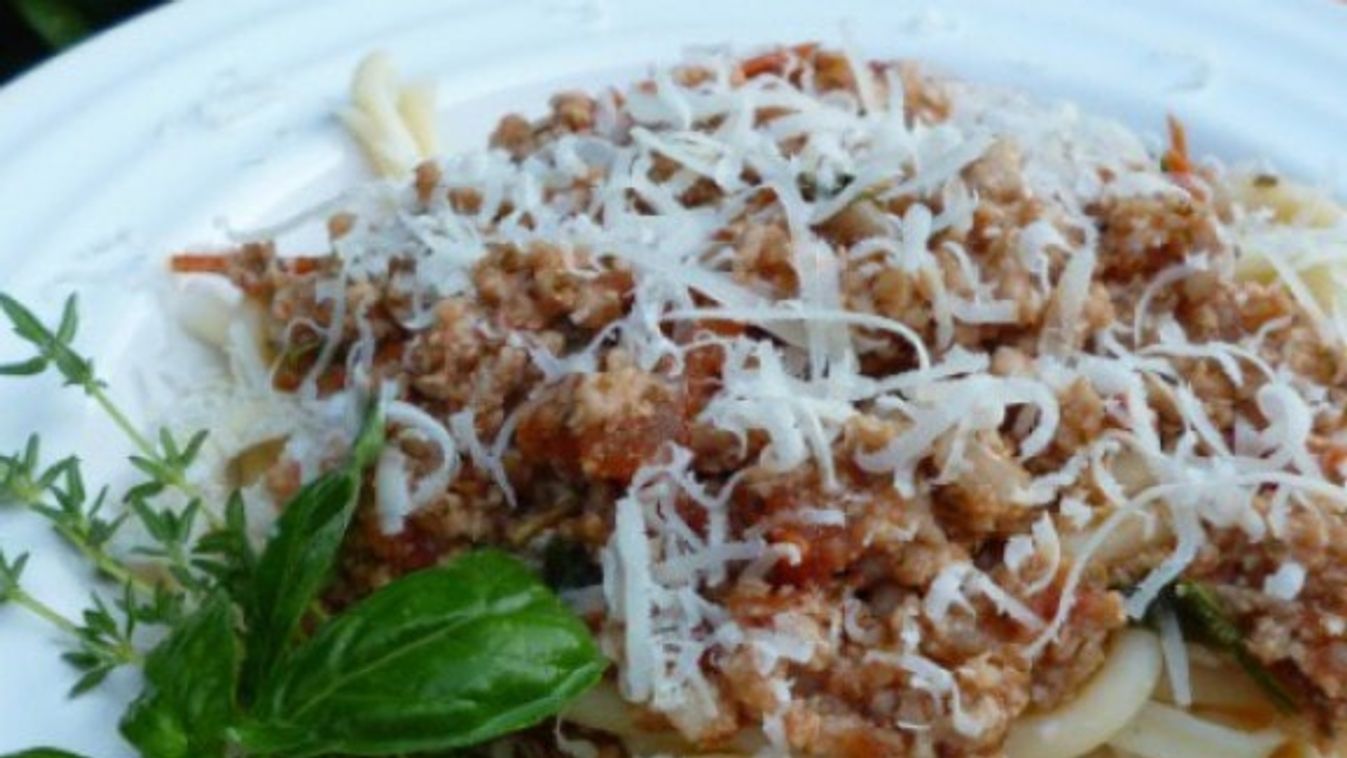 Pici (toszkán tészta) húsos raguval, parmezánnal recept