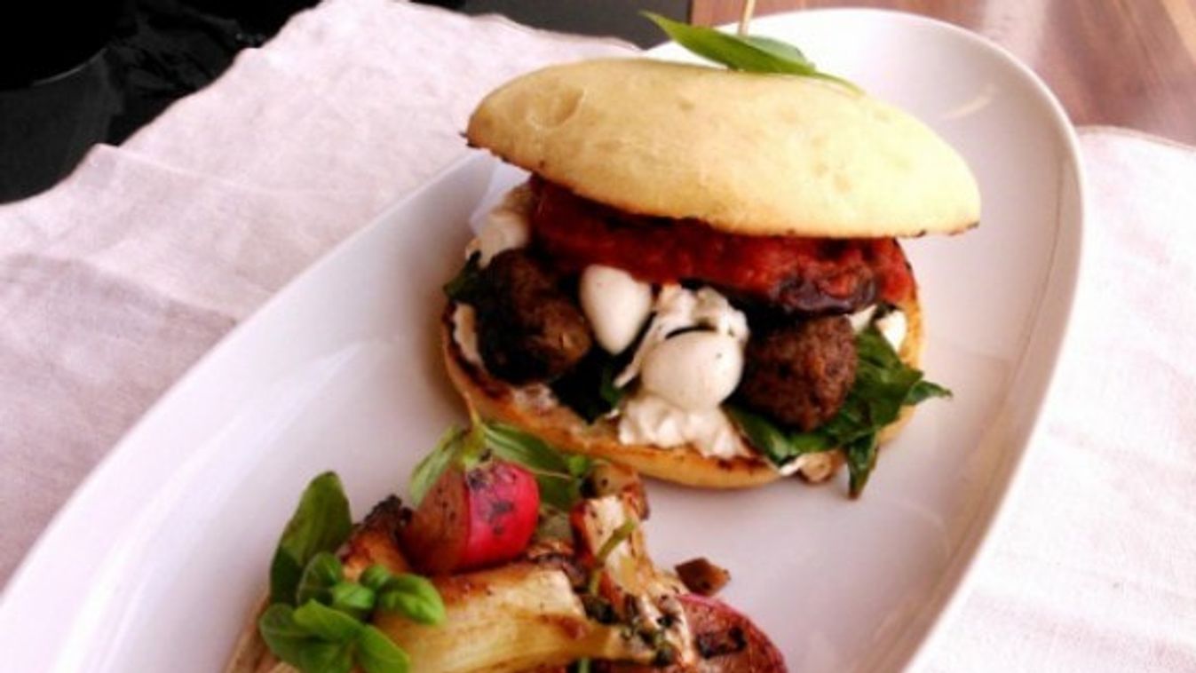 Ciabatta burger húsgolyókkal, salátával