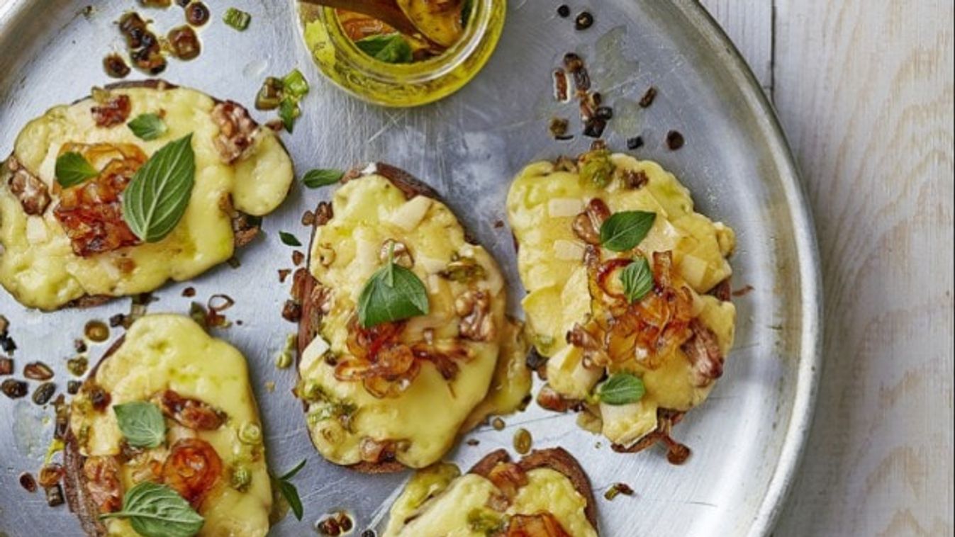 Gouda sajtos crostini karamellizált hagymával recept