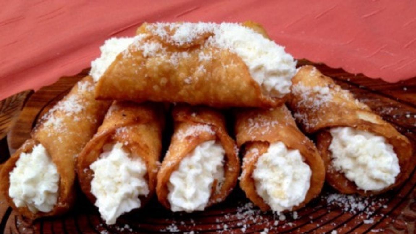 Parmezános-mascarponéval töltött sós cannoli 