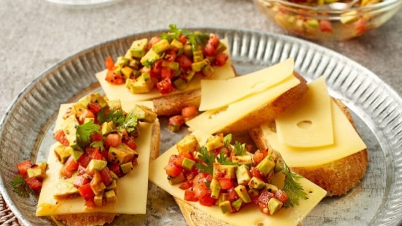 Sajtos-paradicsomos bruschetta avokádóval  recept