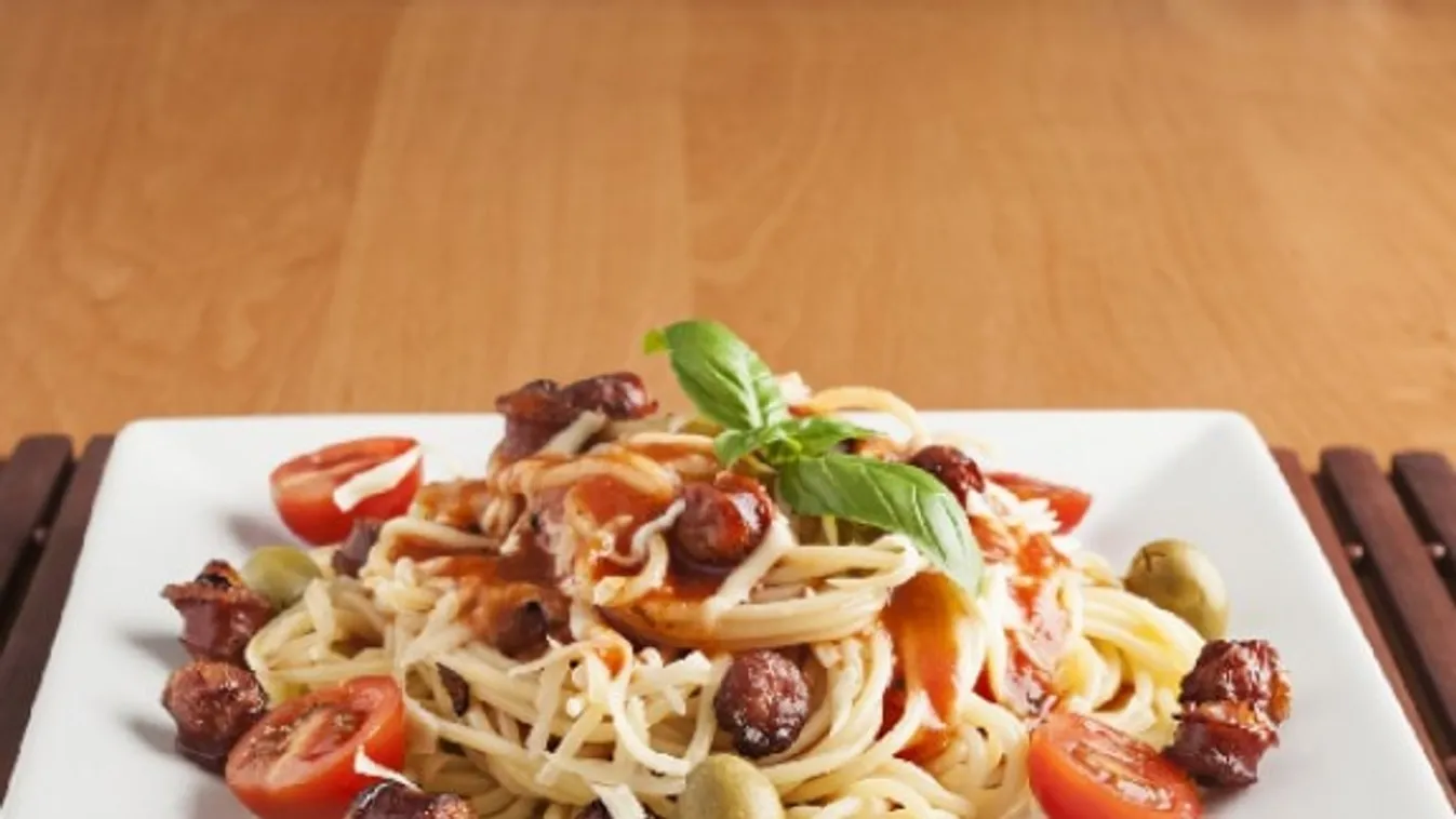 Spagetti kolbásszal és koktélparadicsommal recept