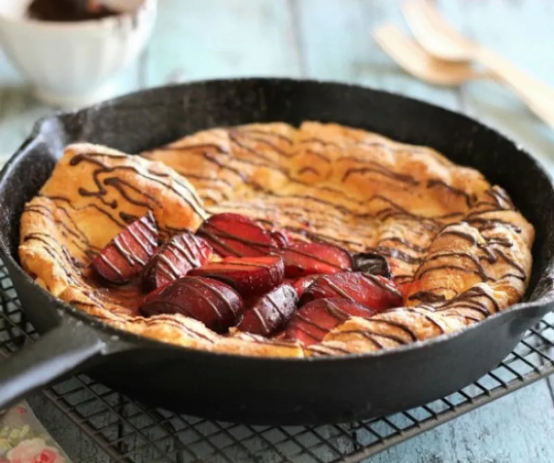 Serpenyős palacsinta (Dutch baby) karamellizált szilvával