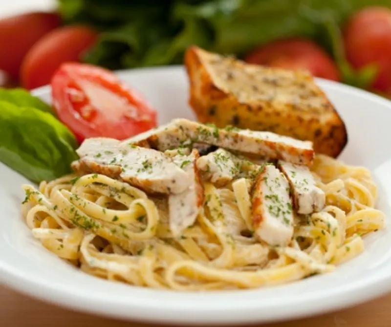 Tejszínes-csirkés tészta (Chicken Alfredo)