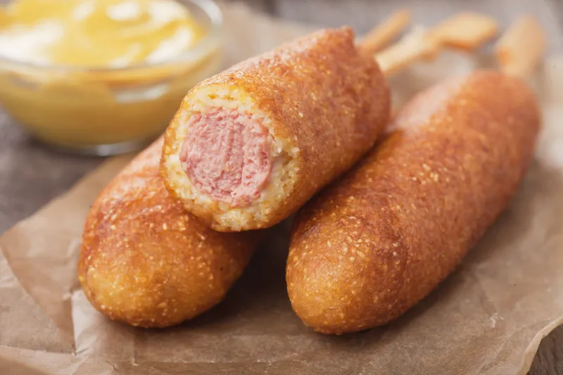 Amerikai bundás virsli (corn dog)