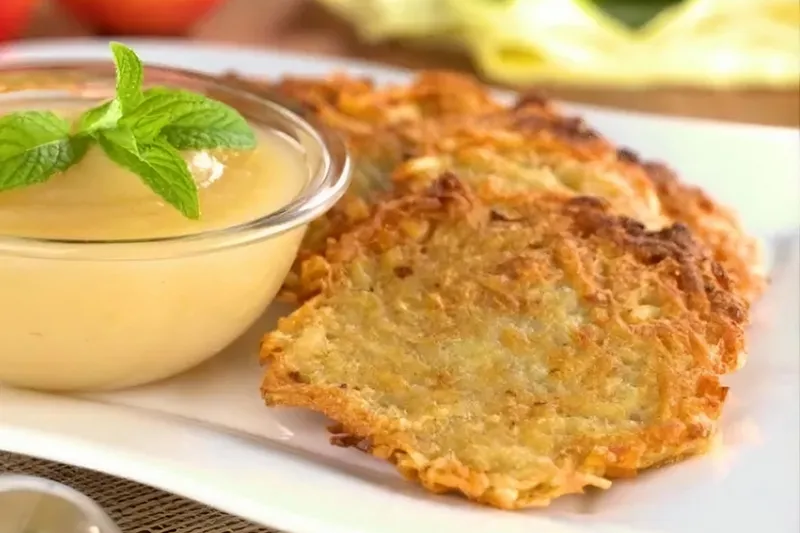 Burgonyalepény almaszósszal