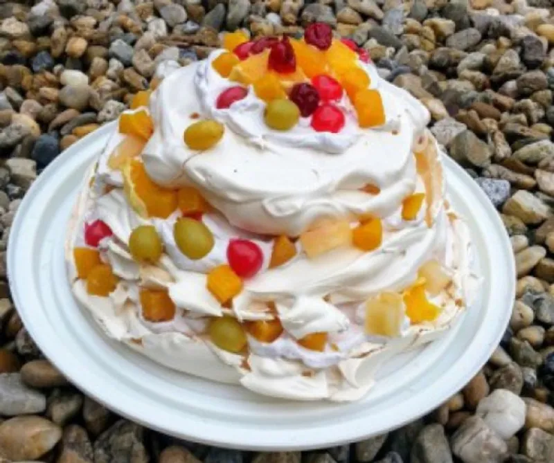 Emeletes Pavlova torta fahéjkrémmel