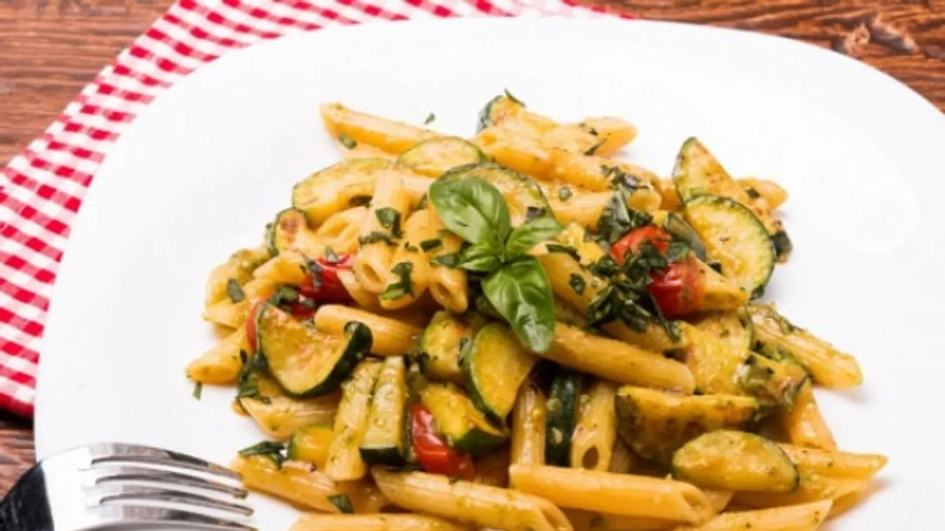 Cukkinis-paradicsomos penne recept