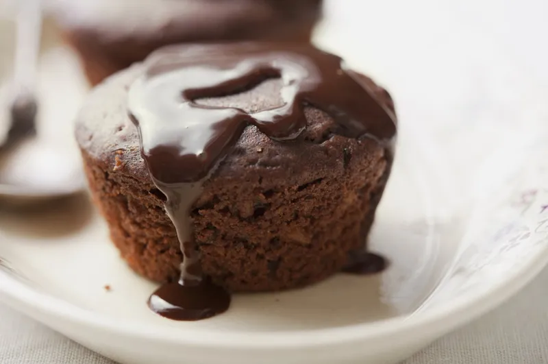 Brownie muffin csokiöntettel 