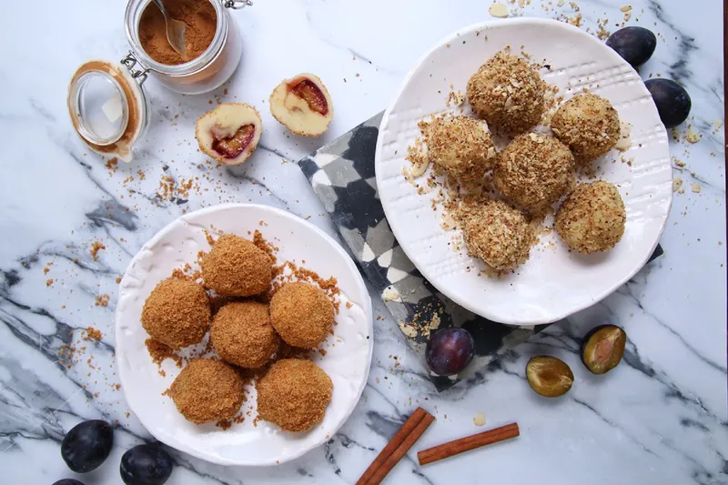 Szilvás gombóc hagyományos és diós-mandulás bundában