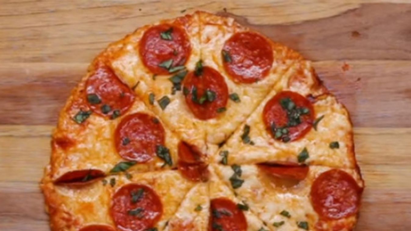 Ennél gyorsabb vacsora nincs: 20 perces serpenyős pizza, amihez sütő sem kell!