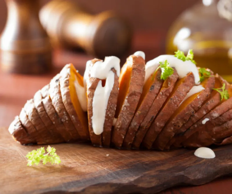 Héjában sült irdalt édesburgonya (Hasselback burgonya)